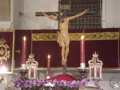 Procesiona esta imagen cada Madrug sobre paso de madera de caoba con capillas y faroles de plata realizados en 1977 en los talleres de Orfebrera Villarreal 