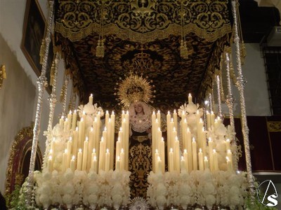 El paso de la dolorosa ha sido renovado y enriquecido en los ltimos aos, el palio y el manto son de autor desconocido 