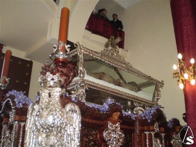 El paso del Cristo Yacente, de lneas renacentistas, es de madera de caoba  con apliques en plata de ley destacando en su conjunto la urna sobre la que procesiona, considerada como la obra cumbre en orfebrera de esta hermandad.  