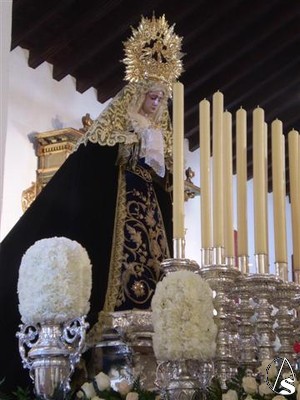 Por las dimensiones de la puerta la Virgen procesiona sin palio 