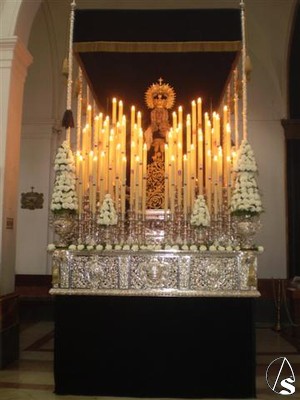 Procesiona la Soledad bajo palio de terciopelo negro de cajn 