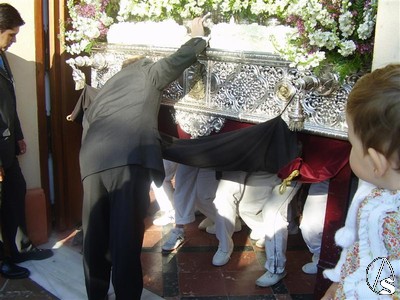 La ltima de las levants del paso de Virgen en el interior del templo 