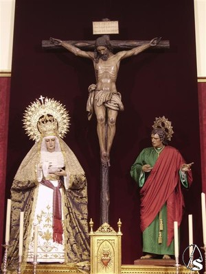 Altar con los titulares en una de las capillas de la iglesia de San Sebastin 