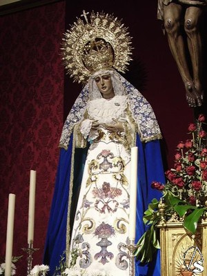 La dolorosa gira levemente su cabeza hacia un lado, algo muy comn en las dolorosas de Pineda Caldern