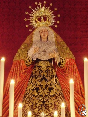 Esta dolorosa fue realizada en el siglo XVIII y procede de la escuela granadina 