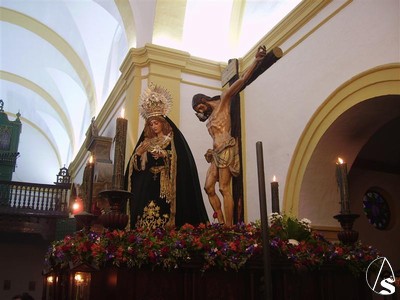 Vista completa del paso en el que procesionaron ambos titulares como lo hacan antiguamente 
