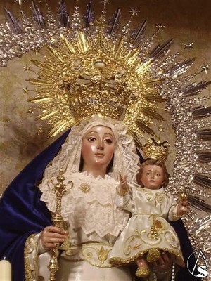 La Virgen de los Remedios es una Virgen de Gloria con rasgos que la catalogan entre el primer tercio o mediados del siglo XVII, sin embargo algunas restauraciones adelantan su hechura al siglo XVIII, al menos de ese siglo es la imagen del Nio Jess que lleva en su brazo izquierdo