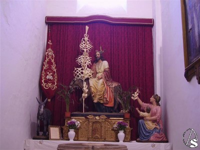 El nico titular de esta hermandad recibe culto en un sencillo altar con un sagrario de madera dorada y tallada a los pies del templo 