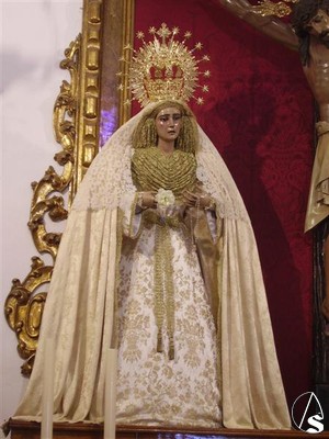 La actual dolorosa sustituy a la primitiva dolorosa obra de Jos Romero Morillo y que hoy recibe culto en el convento de las hermanas de la Cruz 