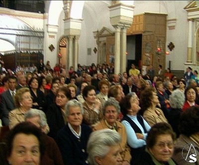  El pueblo de Los Palacios abarrot la Parroquia Mayor.