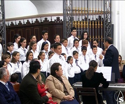  Enrique Cabello, dirigiendo a la Escolnaa.