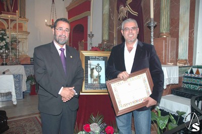  Pregonero (izq.) y fotgrafo (dcha.) junto al cartel anunciador del Pregn de Los Palacios.