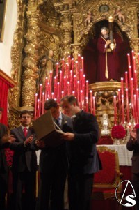  Ignacio Jiménez Sánchez-Dalp entrega un recuerdo al joven pregonero de Triana 