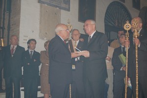 Entrega de un recuerdo de la Hermandad de los Javieres a Monte-Sin