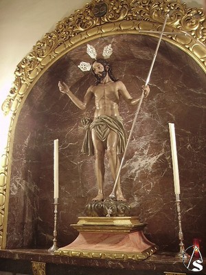 Altar con la imagen del Resucitado 