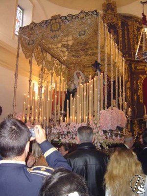  El pueblo visita los pasos en la maana del Jueves Santo