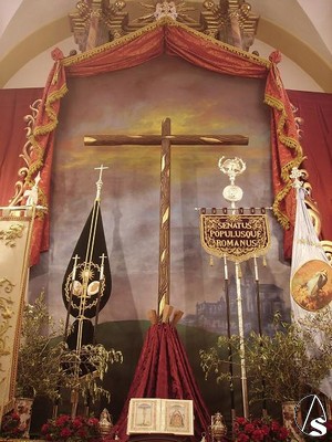 Altar de insignias en el Altar Mayor de la Iglesia de Nuestra Señora de la Estrella
