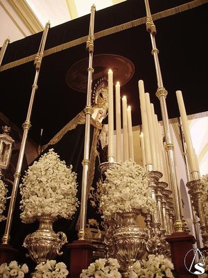 Detalle de las jarras del paso de palio y las flores que lo adornan
