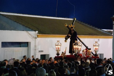 Muchsimas personas acompaan al Nazareno tanto con la vela o detrs del paso de promesa 