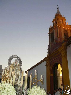  La Patrona de Los Palacios a los pies de la torre de la Parroquia Mayor.