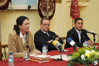  Amparo Espinosa junto al Rvdo. Luis Merllo y el Hno. Mayor José Calancha.