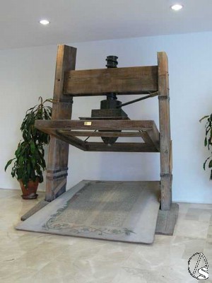 Rplica de prensa de Guttember espuesta en el pabelln de la Santa Sede de la Expo 92