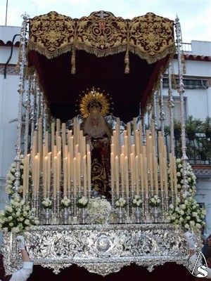 El paso de palio combina los antiguos respiraderos del palio de la Virgen del Mayor Dolor de la hermandad del Nazareno de esta misma localidad con diferentes piezas de orfebrera de Manuel de los Ros. 