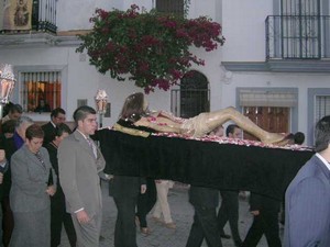 Los hermanos portan las andas con su titular en uno de los traslados 