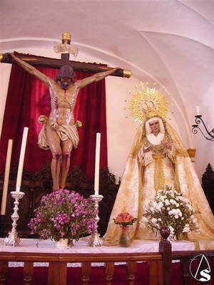  Los titulares en el altar provisional de la iglesia parroquial