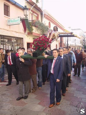 El Cristo de la vera Cruz portado a hombros por sus hermanos 