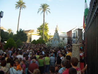 Fieles y Devotos acompa�an a la Virgen