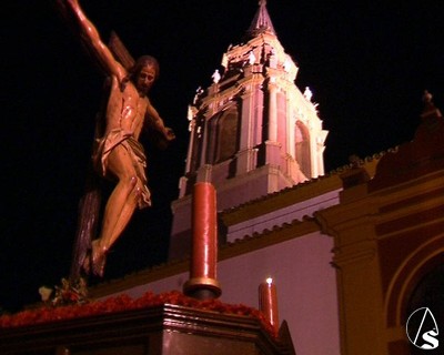 El Cristo de la Salud a los pies de la torre.