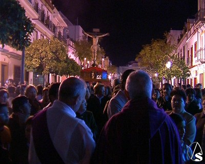  El Clero Local comtempla a Cristo crucificado