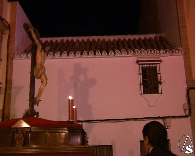  El Cristo de la Salud, ante una casa de estilo puramente marismeo.