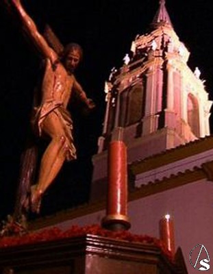  El Cristo de la Salud a los pies de la torre de la Parroquia Mayor Sta. Mara la Blanca.