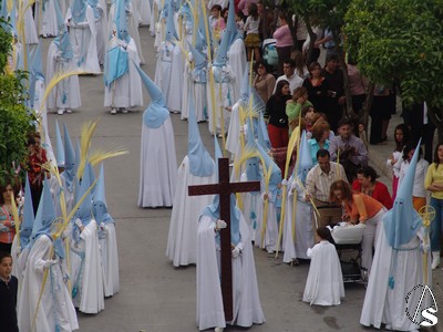 Los nazarenos, nios en su mayora visten tnica y capa blanca con antifaz celeste 