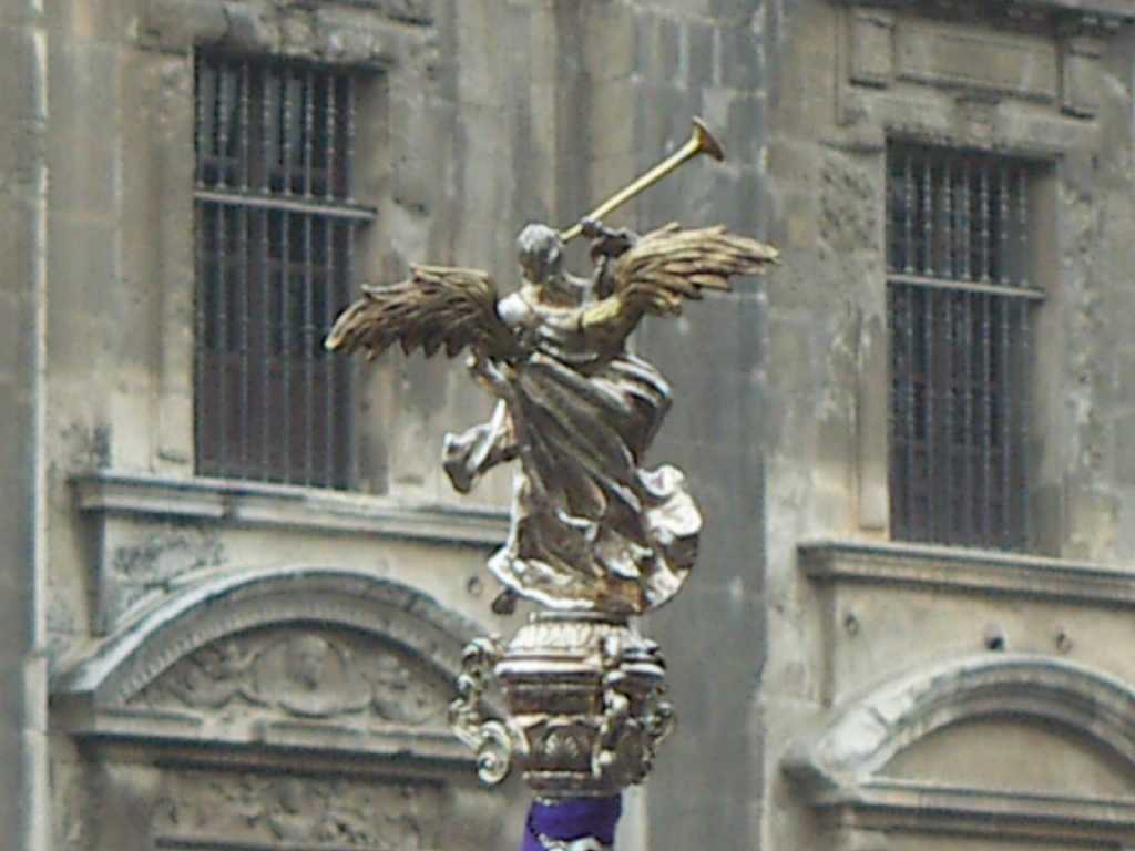 María Santísima d ela Victoria saliendo de la Universidad