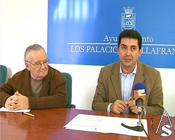  Faustino Gonzalvez, Hno. Mayor Servita, y a su izquierda Antonio Maestre (PSOE), alcalde de Los Palacios y Villafranca.