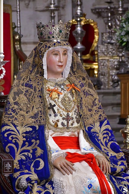 virgen reyes sevilla