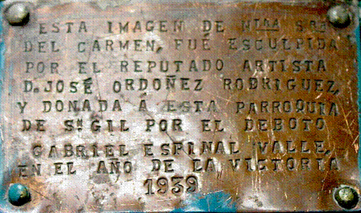 Placa metálica existente en la espalda de Ntra. Sra. del Carmen, colocada por N. H. D. Gabriel Espinal Valle, quien donó la Sagrada Imagen, de la que era Prioste.