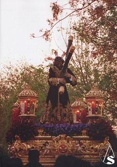 El paso del Seor fue realizado en 1980 por Antonio Daz es de estilo barroco en madera dorada y sobre la canastilla se ubican cuatro arcngeles pasionarios del siglo XVIII 