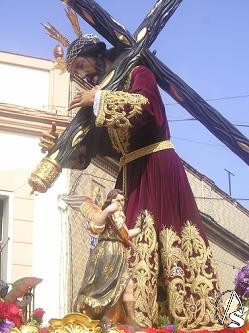 La entrada en la Iglesia de San Bartolom es sobre las doce de la maana, y all, durante todo el ao, especialmente los Viernes, los Cantillaneros acudirn en busca del refugio de su Padre y Seor 