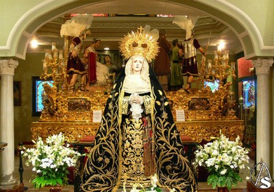 Esta dolorosa de mirada alta y manos entrelazadas estuvo expuesta durante el mes de julio de 2006 en el museo que la hermandad de la Macarena tiene en su baslica 