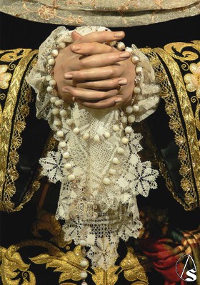 Manos entrelazadas de la Virgen del Rosario 