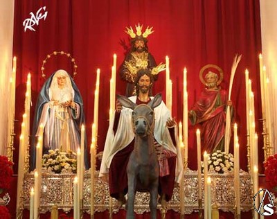 Altar de los titulares durante la celebracin de los cultos cuaresmales 