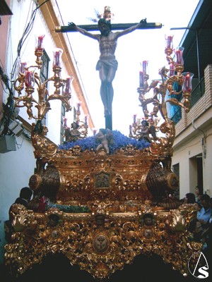 El Santsimo Cristo de los Afligidos en un momento de su Estacin de Penitencia por las calles utreranas el Jueves Santo