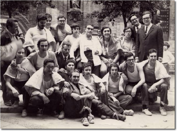 Cuadrilla de Costaleros ao 1972 de paso de Ntra. Sra. de las Aguas, Iglesia del Divino Salvador. Entre ellos se encuentras: Javier Criado Fernndez (actual Hermano. Mayor de la Hdad. de Pasin) , Juan Rodrguez Vargas, Jos lvarez Prez (exHermano Mayor de la Hdad. del Amor), Carlos Muoz, Vicente Batelli, Jos Lineros, Jos Pea, Fernando Gonzlez-Serna, Manolo Cuenco, Manolo Babio o Juan Lus y Ricardo lvarez Madroal